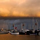 Wolkenwelle über dem Schiffshafen