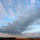 Wolkenwirbel am abendlichen Himmel