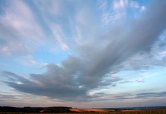 Wolkenwirbel am abendlichen Himmel