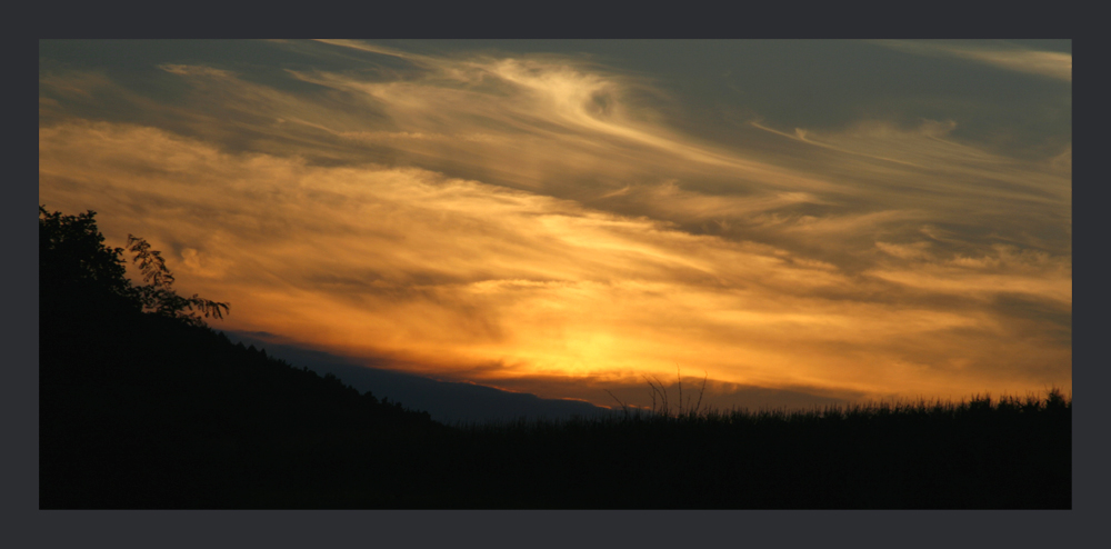 Wolkenwirbel im Sonnenuntergang