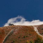 wolkenzug hinter hütte 