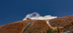 wolkenzug hinter hütte 