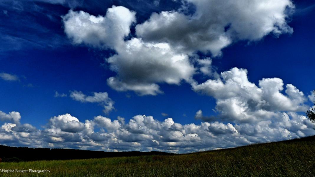Wolkenzug und blauer Himmel