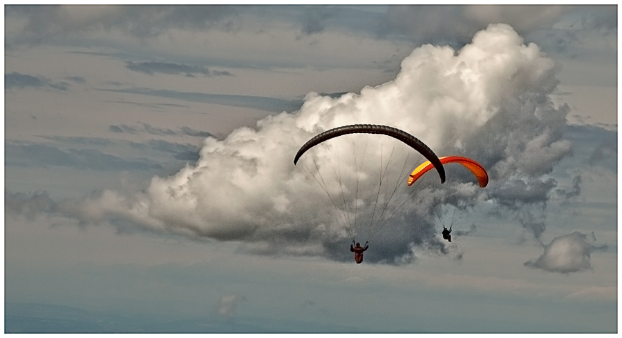 Wolkig mit einzelnen Paraglidern ;-)