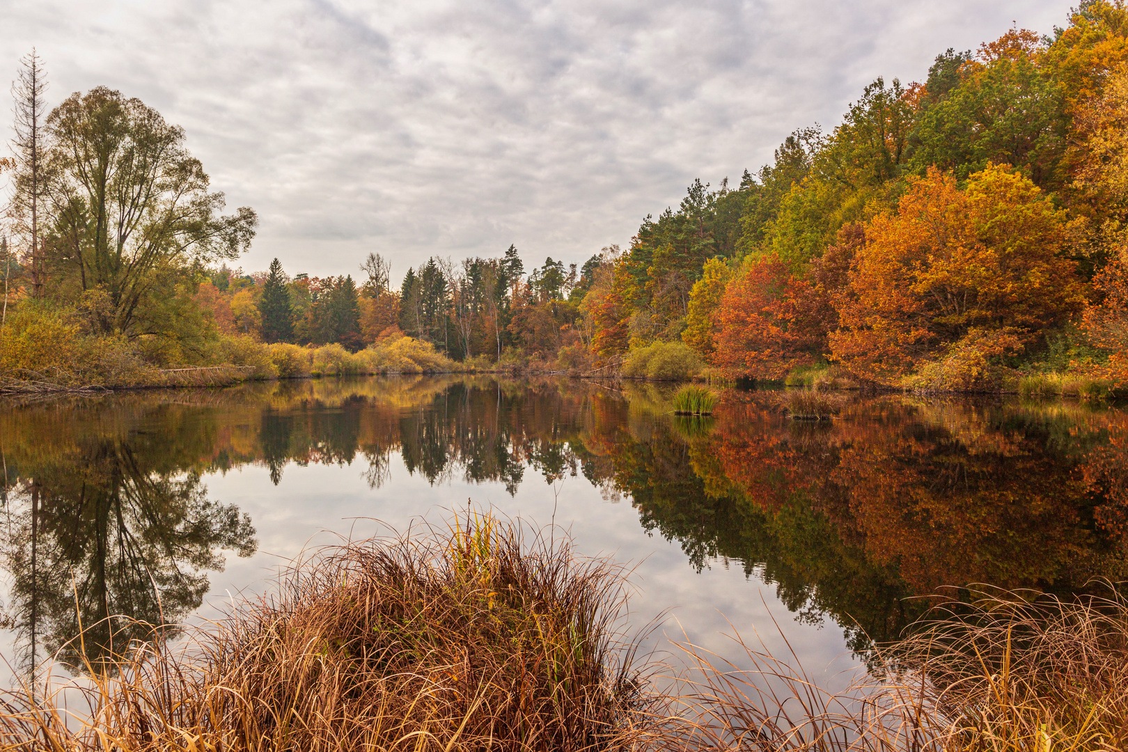 Wolkig mit Herbstfarben