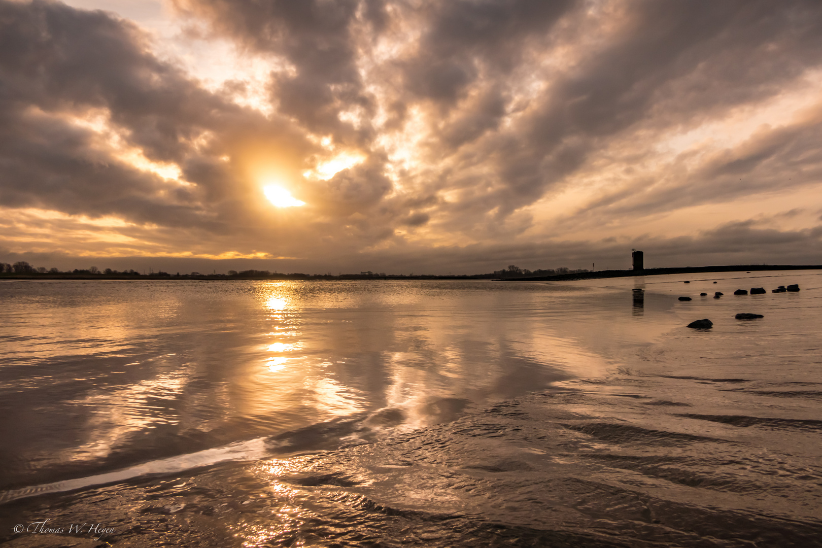 Wolkiger Sonnenaufgang an der Ems