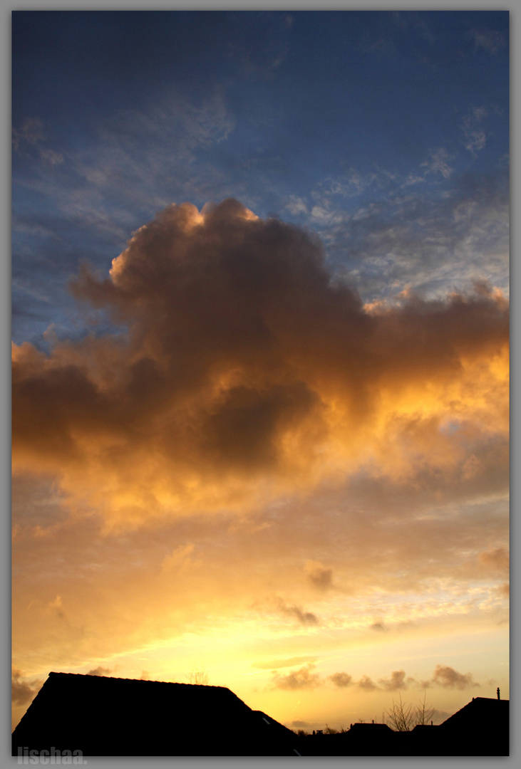 Wolkiger Sonnenuntergang.