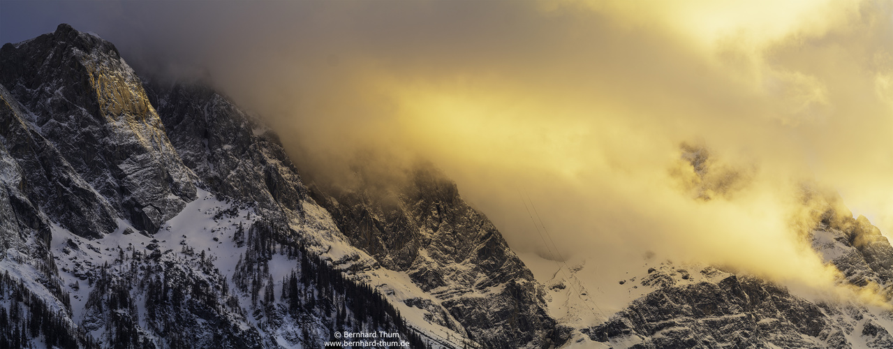 Wolkiger Sonnenuntergang an der Zugspitze