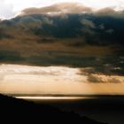 Wolkiger Sonnenuntergang über dem Lago Trasimeno