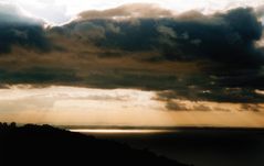 Wolkiger Sonnenuntergang über dem Lago Trasimeno