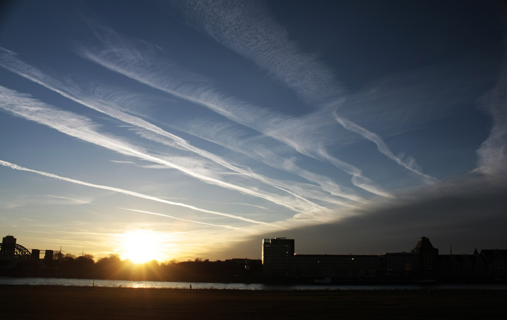 Wolkiges Allerlei auf Kölner Himmel