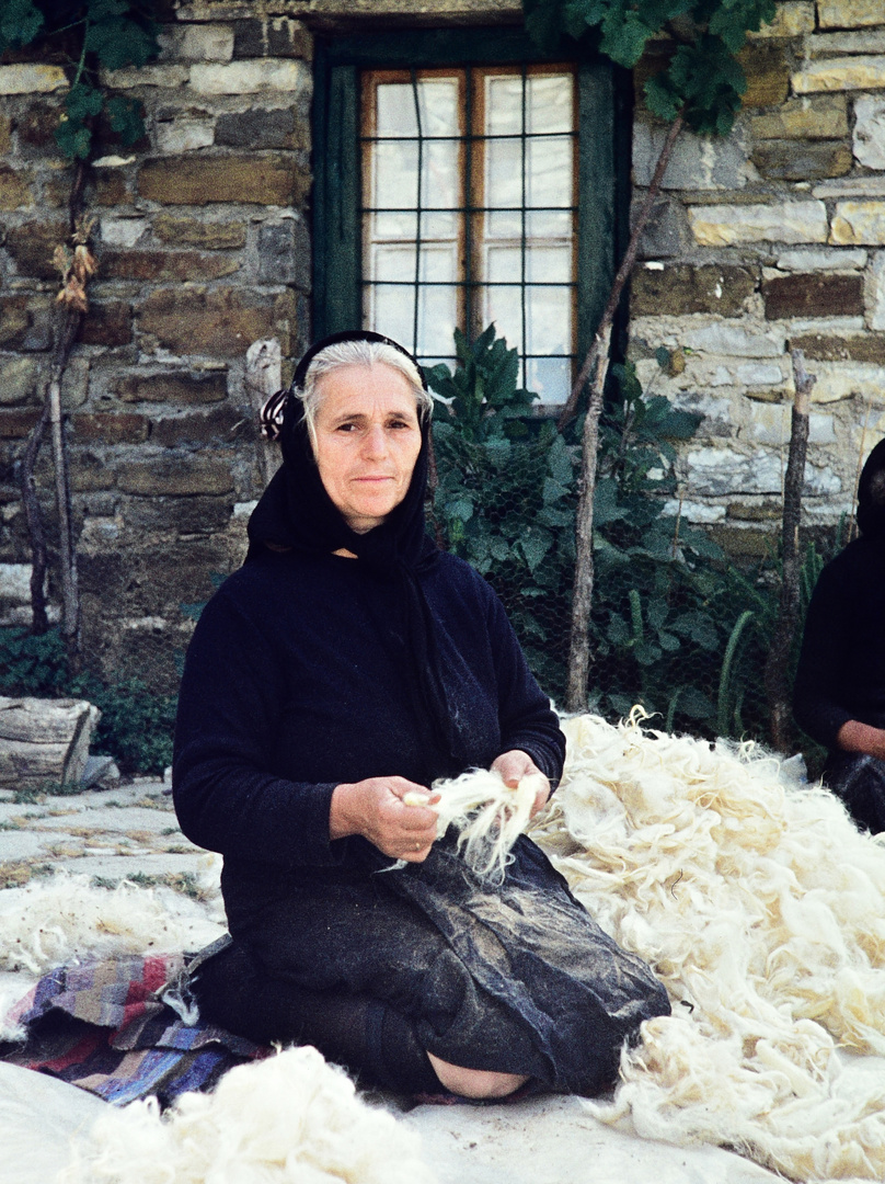 Wolle zupfen ist Frauenarbeit.   .DSC_5968