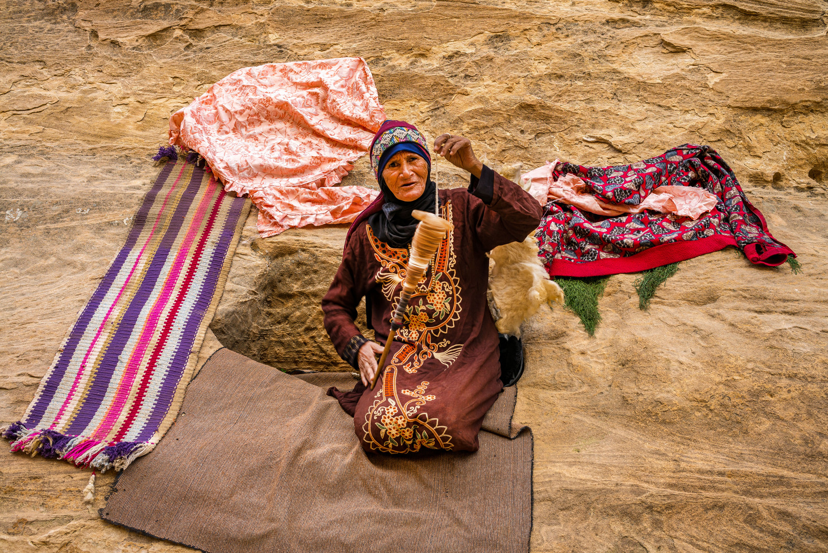 Wollspinnerin in Petra, Jordanien