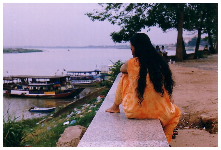 woman by the mekong, phomn pehn