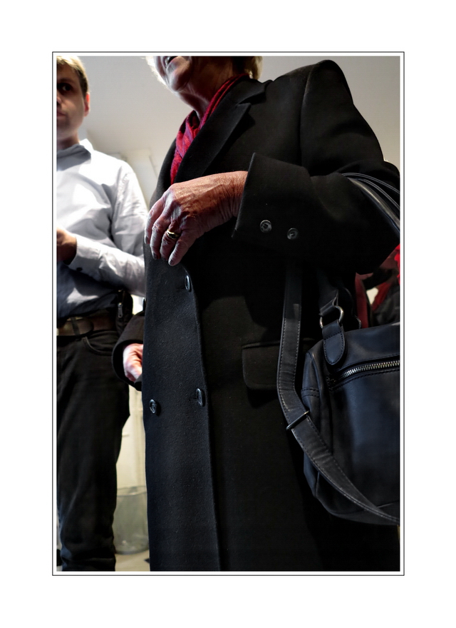 Woman with a black handbag at a Vernissage