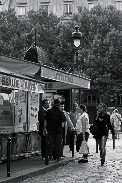 Woman with a phone - Paris - août 2010