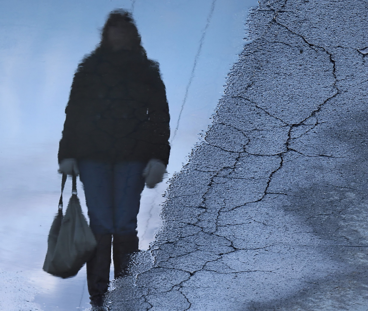 Woman with bag in the Pfützenmirror