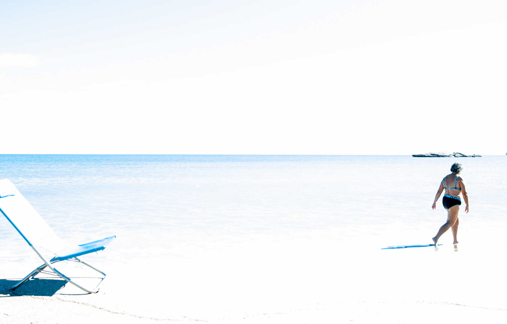 Women at the beach, leaving