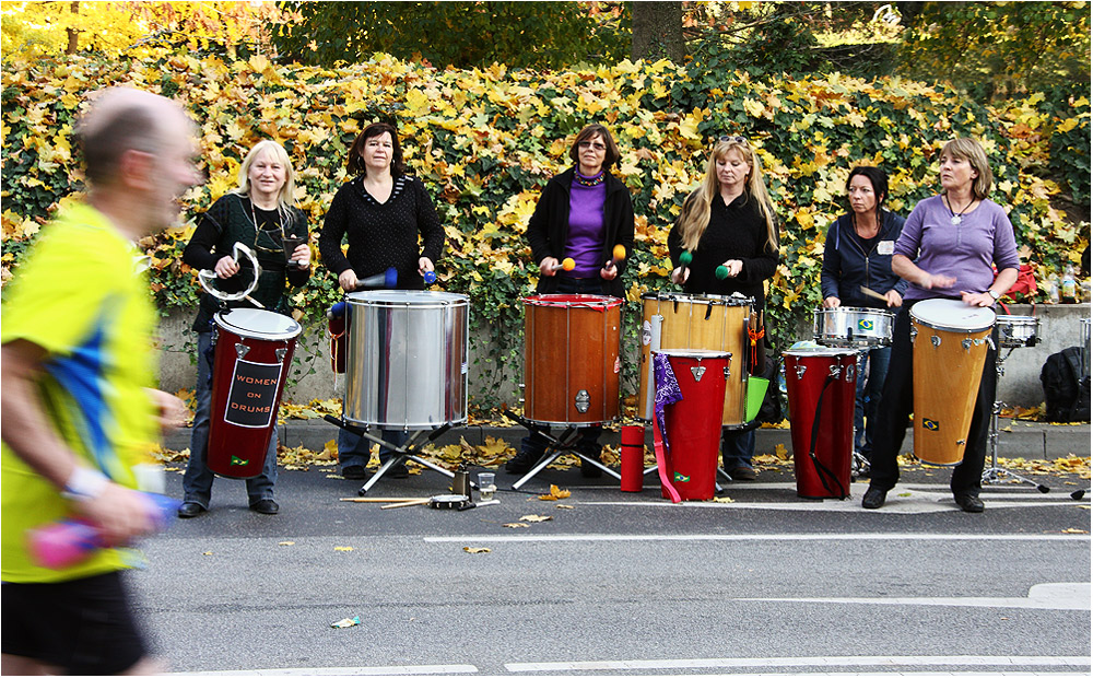 * women on drums *