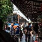 Wongwian Yai Railway, Zugeinfahrt