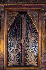 Wooden door to Thung Si Muang