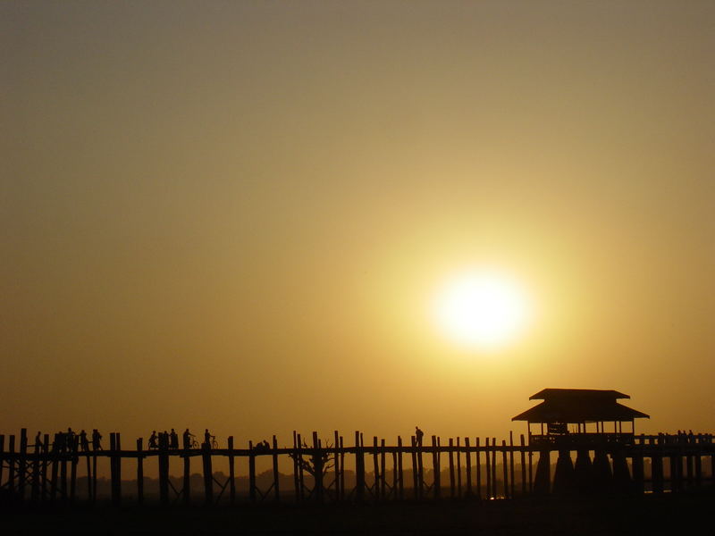 Woodenbridge im Abendlicht / Myanmar