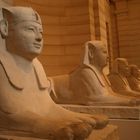 worauf warten die Sphinxen vom Louvre so lächelnd?