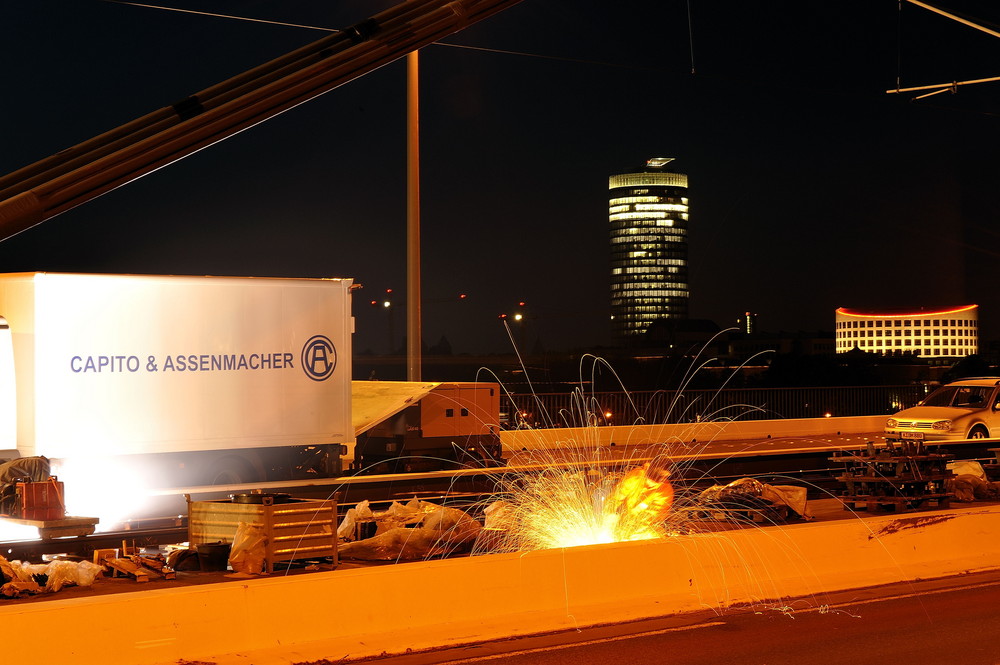 work@night - Rheinbahn arbeitet an der Oberkasseler Brücke