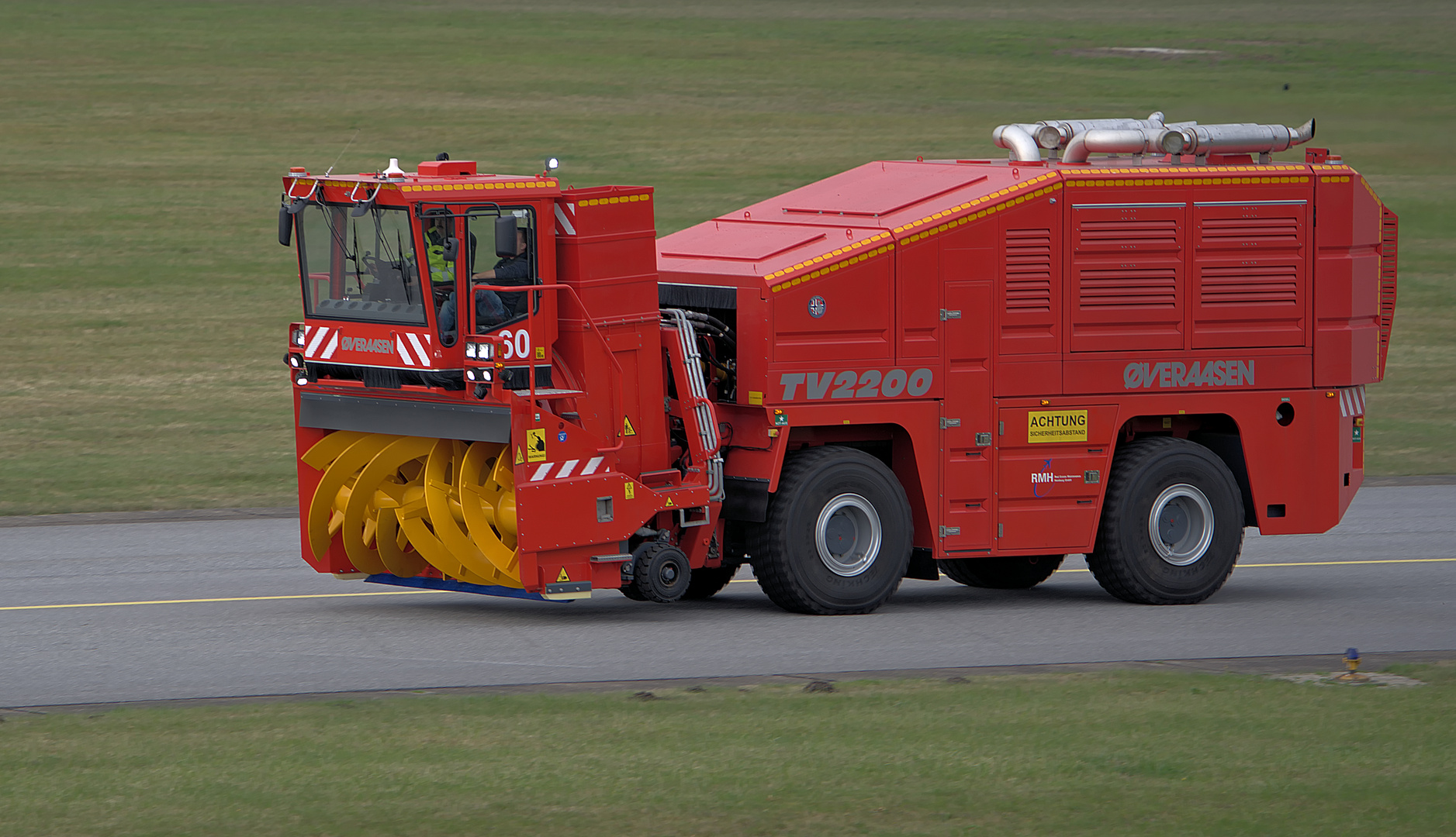 World's Largest Self Propelled Snow Blower - Overaasen TV 2200