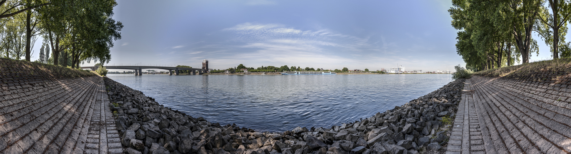 Worms am Rhein mit Nibelungenbrücke - Panorama 180 Grad