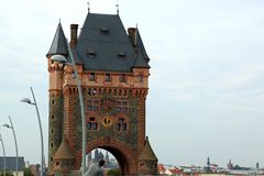 Worms - Neue Rheinbrücke und Stadttor (I)