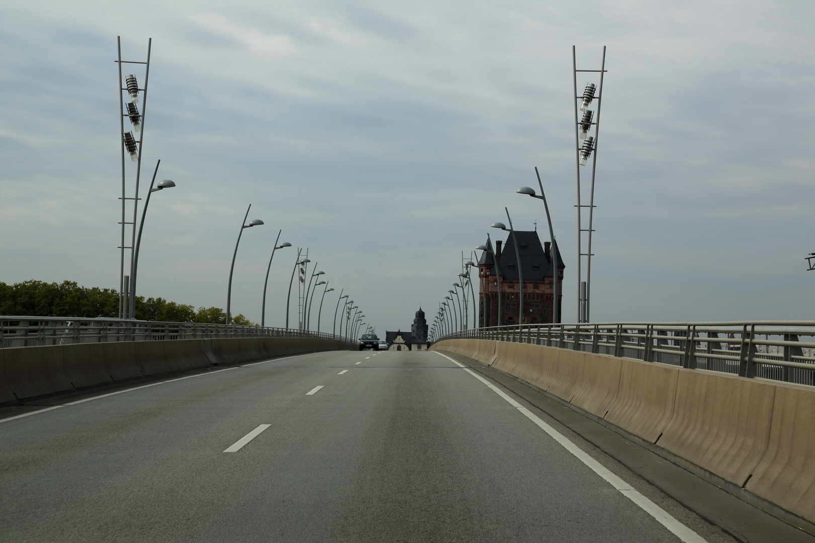 Worms - Neue Rheinbrücke und Stadttor (II)