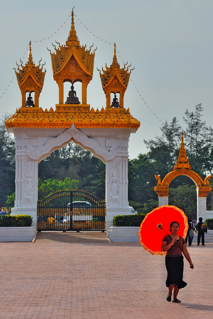 Worshiper enters the holy Pha That Luang