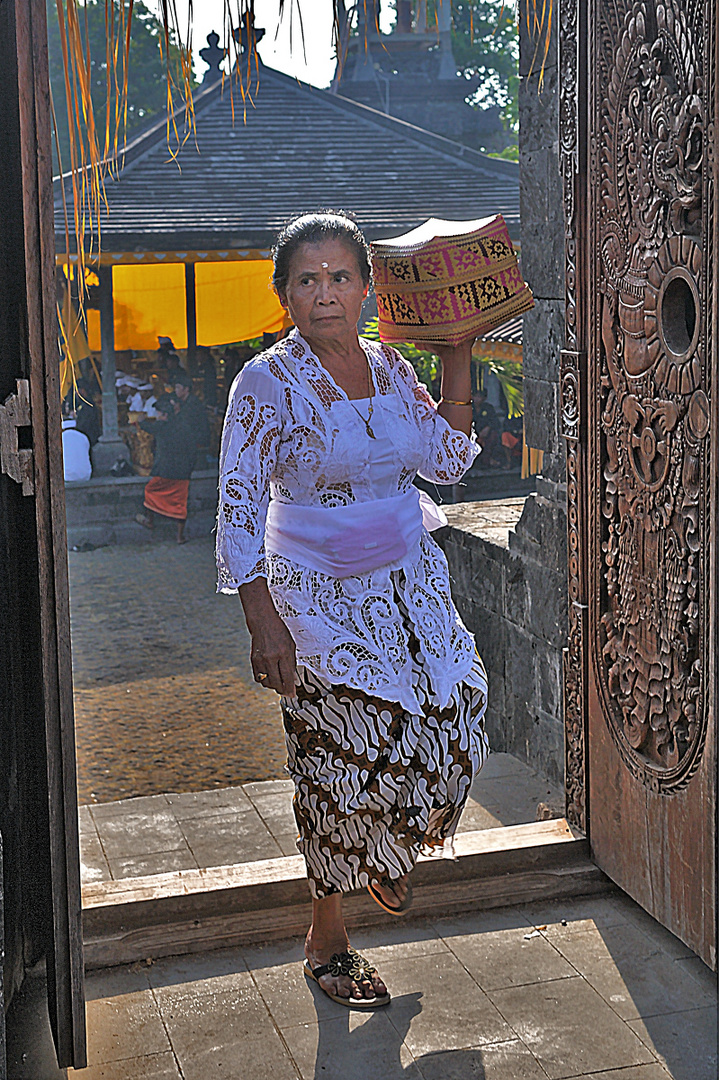 Worshiper woman enters the temple complex