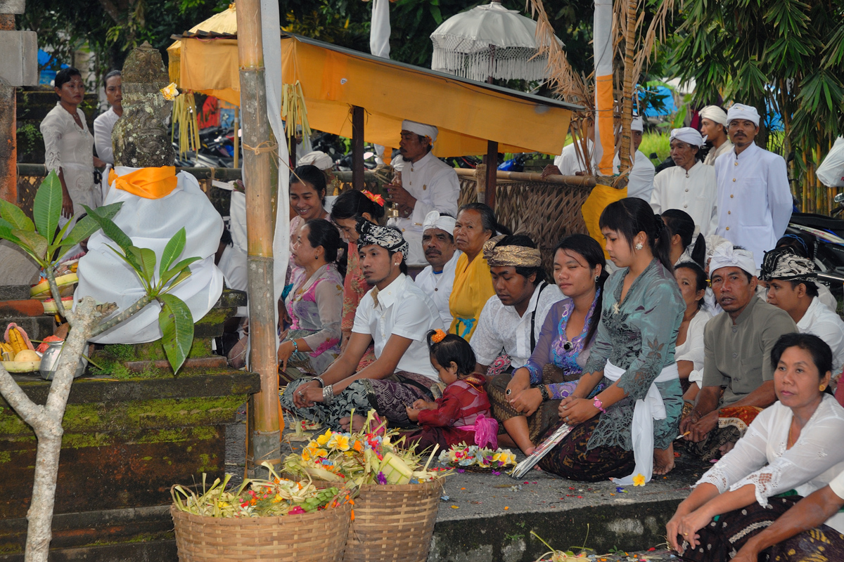 Worshippers at the Odalan festival