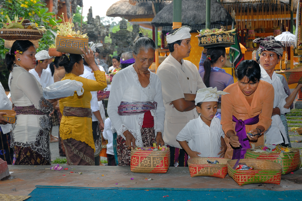 Worshippers prepare the offerings