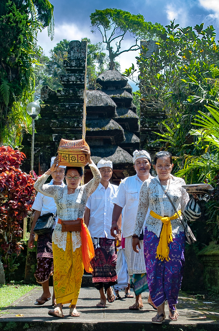 Worshippers step out the Pura Batukaru