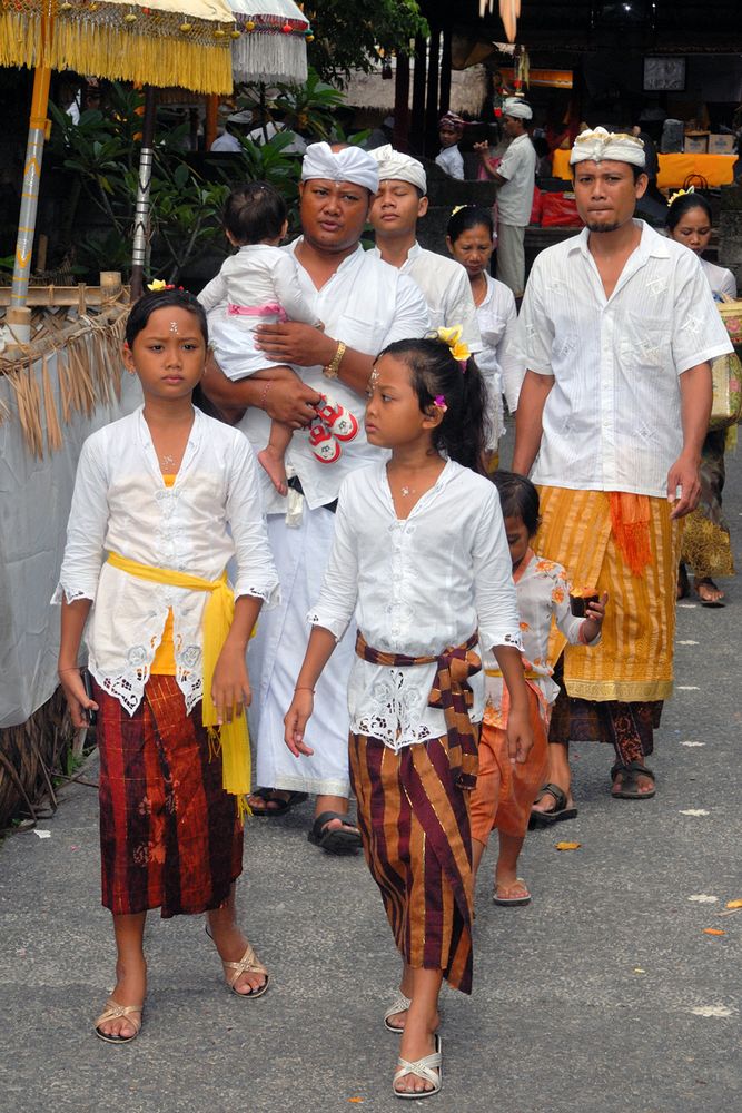 Worshippers walk to the Odalan festival