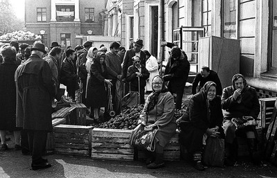 Wosstania Str., Offenverkauf der Gemüseartikel (Kartoffel), Kazan, 1984.