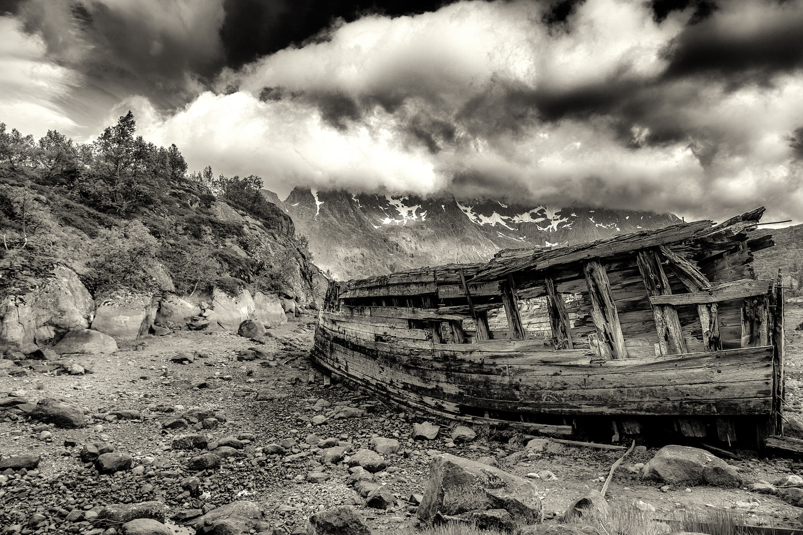 Wrack am Ende des Fjords in Sildpollnes / Norwegen