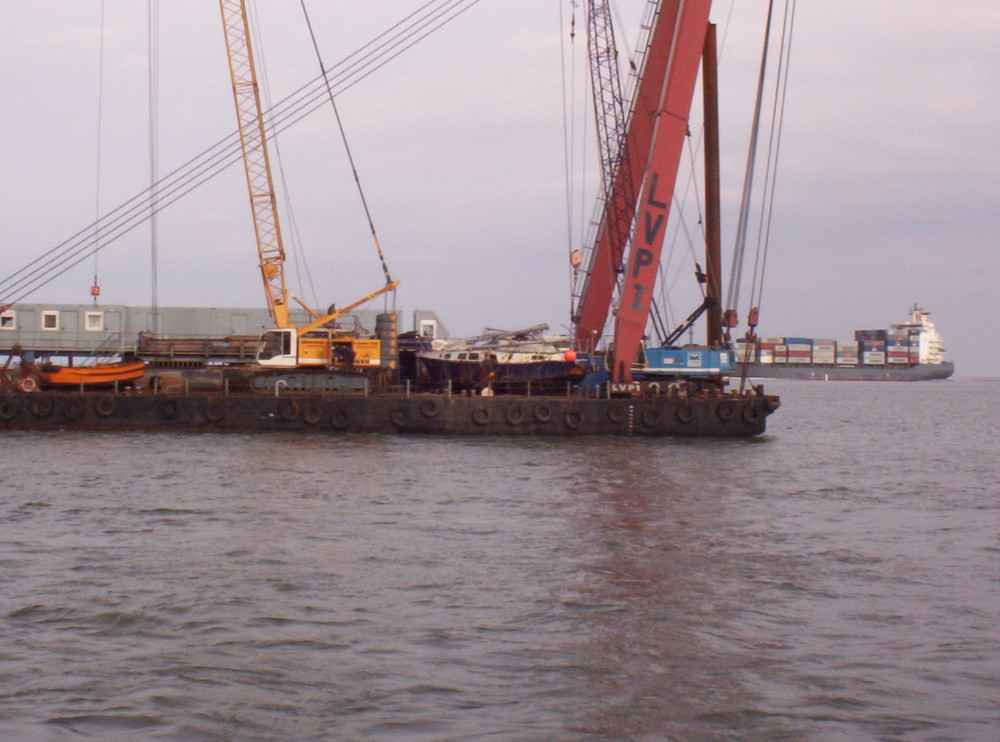 Wrack einer Segelyacht an Bord eines Schwimmkrans