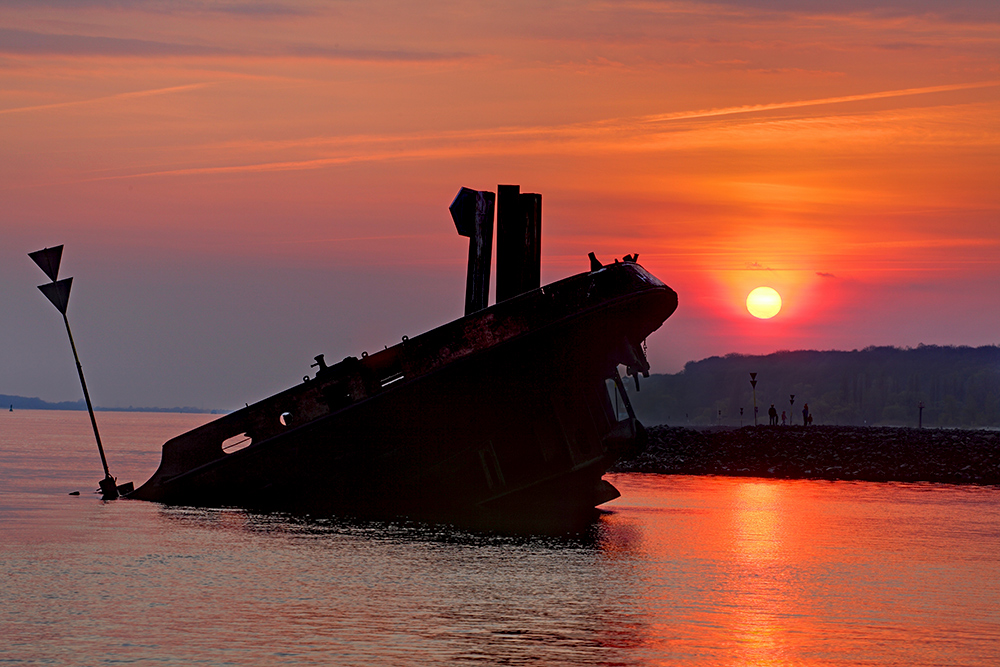 Wrack Hamburg bei Sonnenuntergang