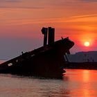 Wrack Hamburg bei Sonnenuntergang