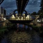 W'tal [476] bei Nacht. Schwebebahn (99)