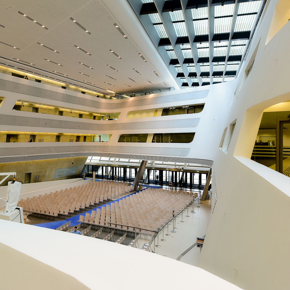 absolut sehenswerte architektur erlebt man am campus der wirtschaftsuniversität in wien. so zum beispiel die library, die von der berühmten und mittle...