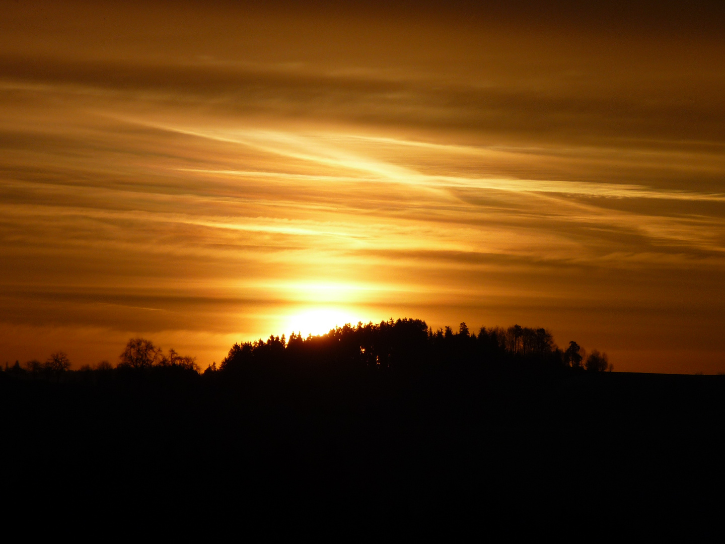 wünderschöner, strahlender Sonnenuntergang