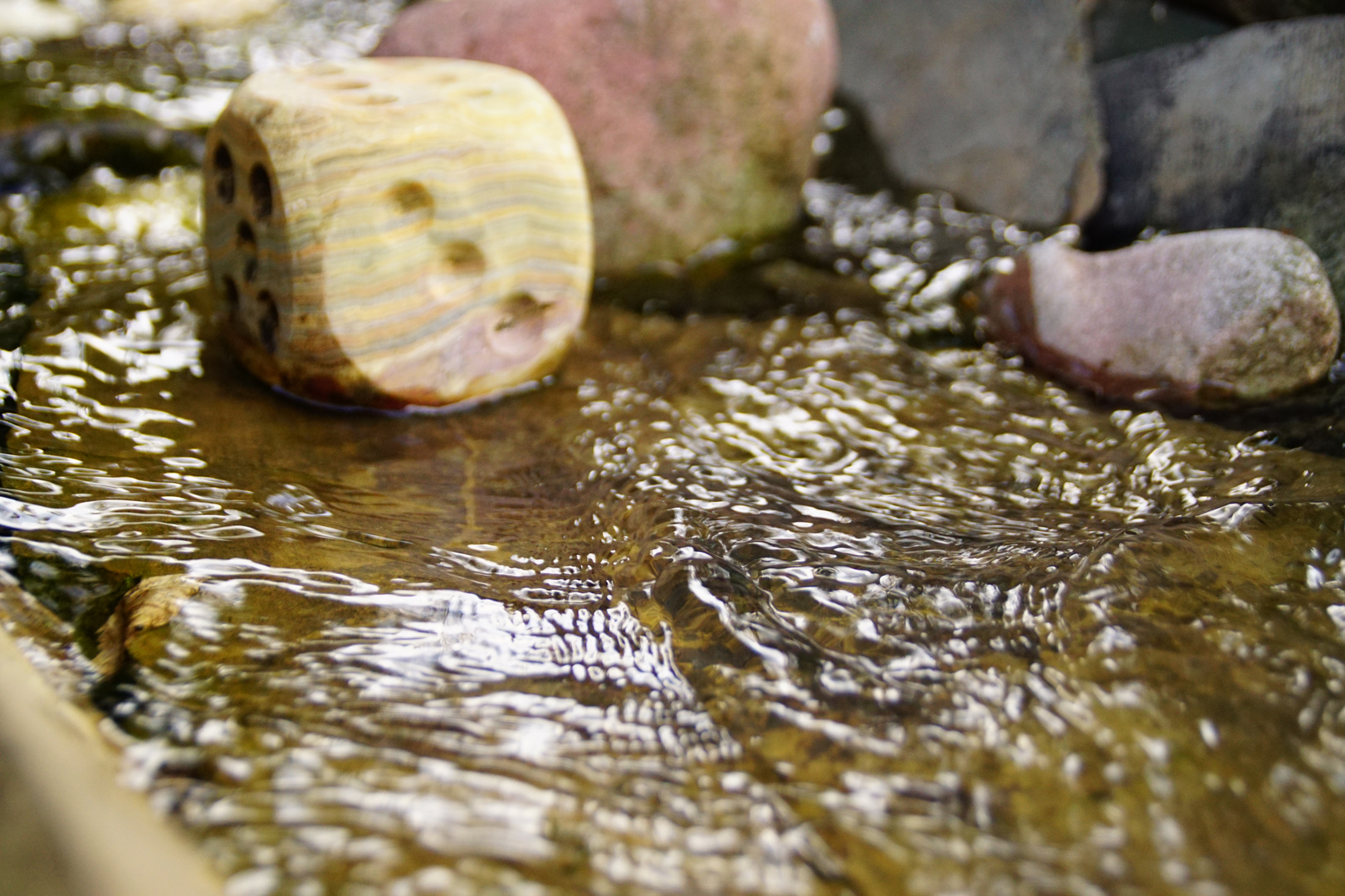 Würfel im Bach