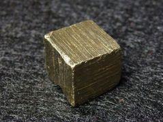 Würfeliger Pyrit-Einkristall mit sichtbarer Streifung.