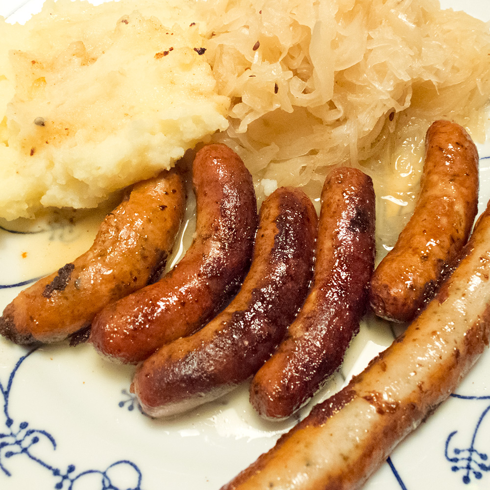 Würstchen an Sauerkraut