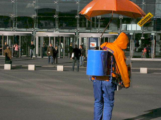 Würstchenverkäufer vor dem Berliner Hauptbahnhof